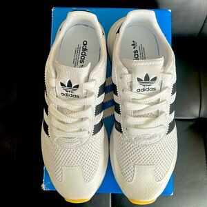 Women Adidas size 7 wht/blk
